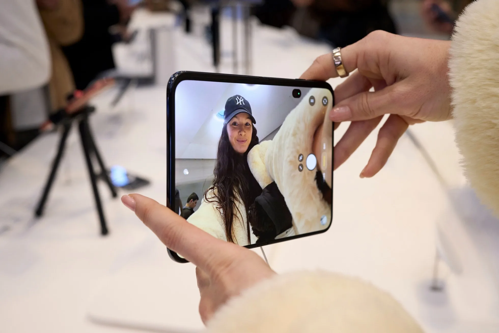 Un cliente sostiene el iPhone Duo desplegado durante su lanzamiento en tienda