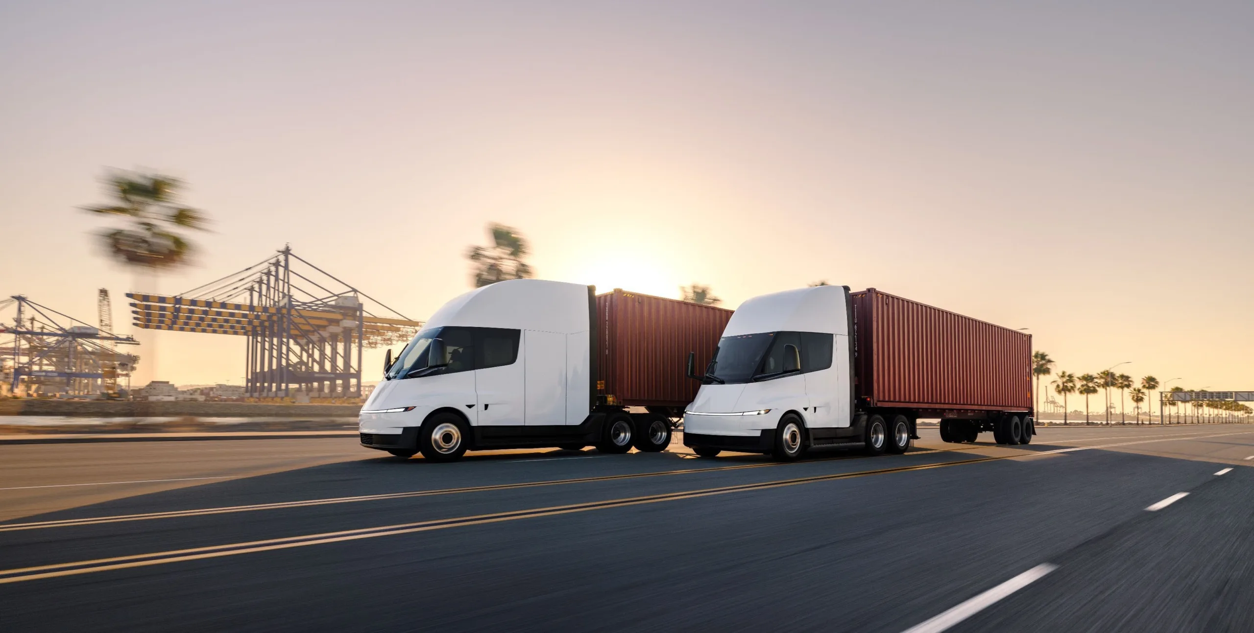 Dos camiones Tesla Semi en una imagen promocional de la compañía