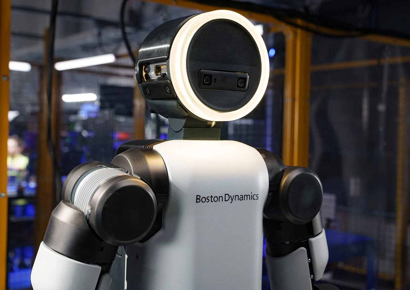 Robot humanoide Atlas de Boston Dynamics en una instalación industrial