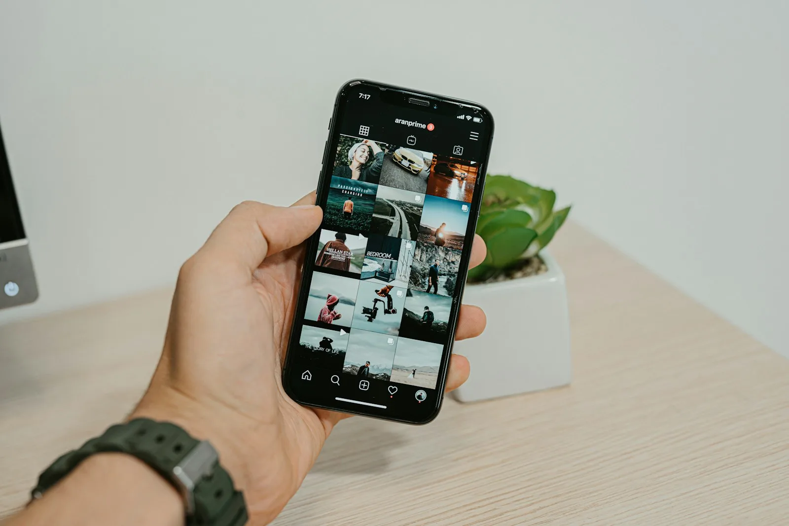 Persona consultando un perfil de Instagram en un teléfono