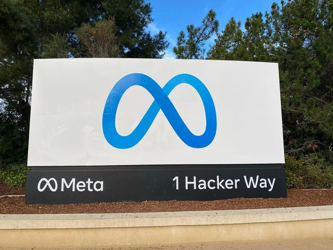 Cartel de la sede de Meta en Menlo Park, California