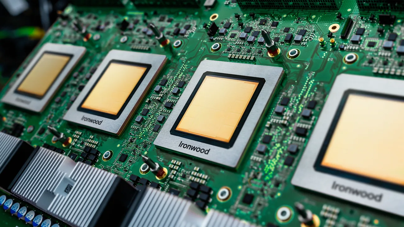 Aceleradores TPU Ironwood de Google sobre una placa